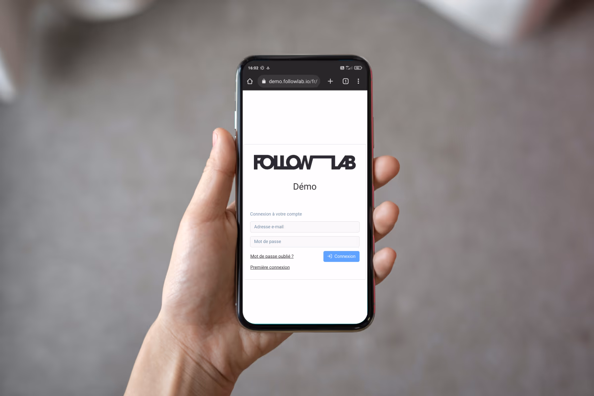 Follow Lab PRO client interface on mobile